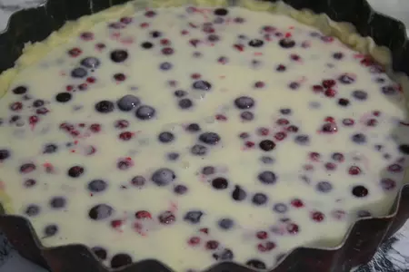 Творожный пирог с брусникой и смородиной: шаг 7