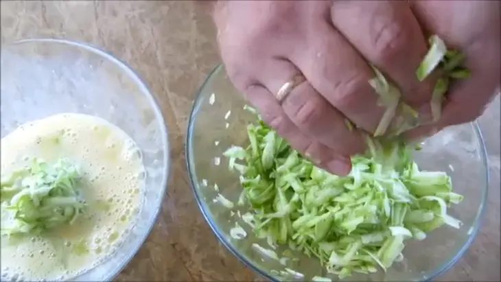 Рулет из кабачка с ветчиной и сыром: шаг 2
