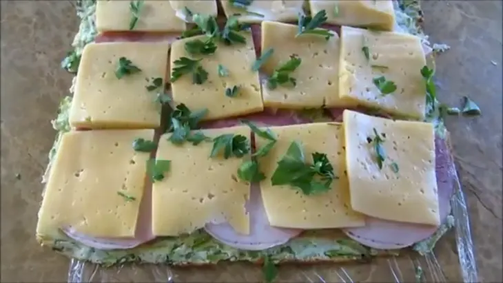 Рулет из кабачка с ветчиной и сыром: шаг 7