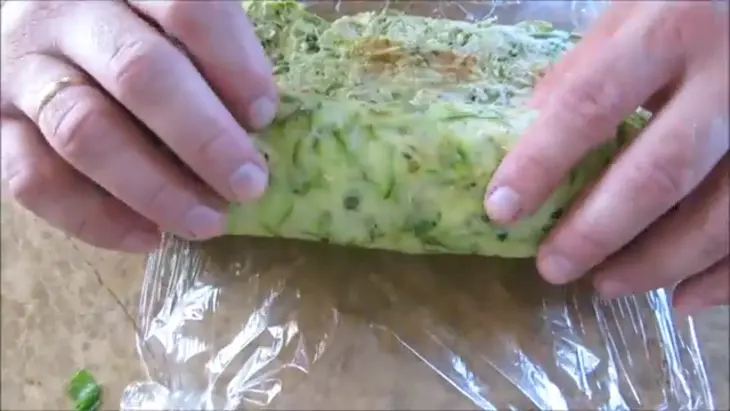 Рулет из кабачка с ветчиной и сыром: шаг 8