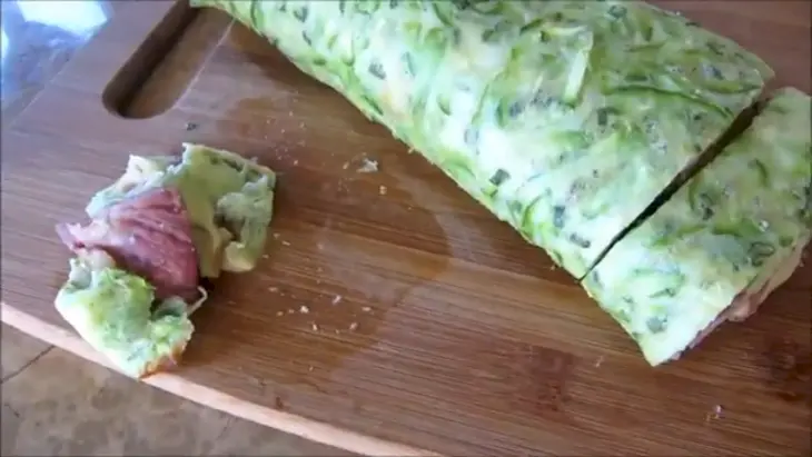 Рулет из кабачка с ветчиной и сыром: шаг 9