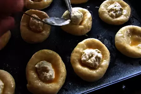 Закусочные пирожки (манка с брынзой): шаг 5