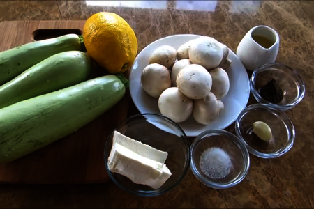 Такой салат можно приготовить только летом! салат из кабачка, грибов и брынзы: шаг 1
