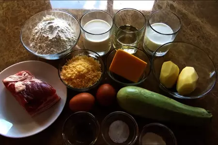 Купеческий пирог с кабачком, картошкой и грудинкой: шаг 1
