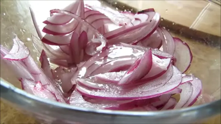 Синие помидоры и зеленая фасоль – вкуснейший летний салат: шаг 2