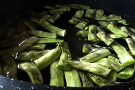 Синие помидоры и зеленая фасоль – вкуснейший летний салат: шаг 3