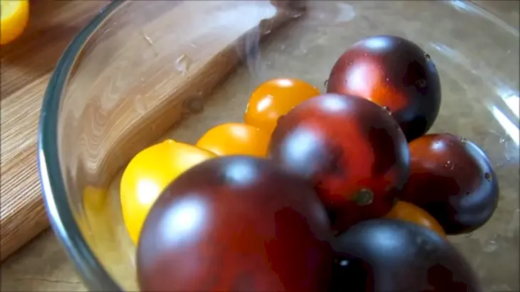 Синие помидоры и зеленая фасоль – вкуснейший летний салат: шаг 4