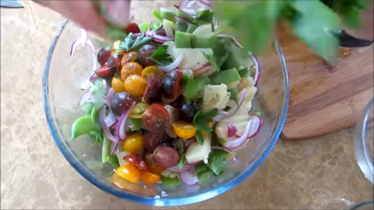 Синие помидоры и зеленая фасоль – вкуснейший летний салат: шаг 5