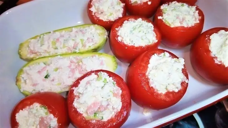 Фаршированные творогом помидоры и кабачки. запеченные под сыром: шаг 2