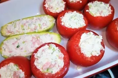 Фаршированные творогом помидоры и кабачки. запеченные под сыром: шаг 2