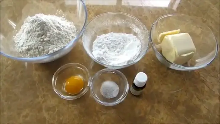 Корзиночки (тарталетки) с заварным кремом и черной малиной: шаг 1