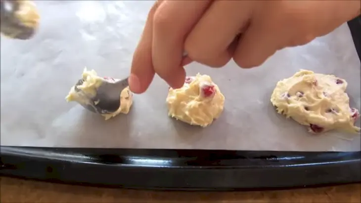 Вкусное печенье с ягодой за 5 минут: шаг 4