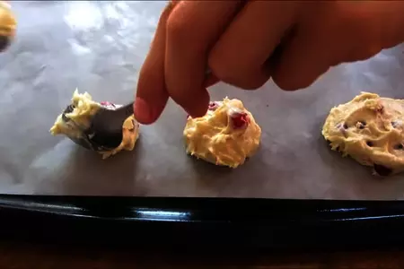 Вкусное печенье с ягодой за 5 минут: шаг 4