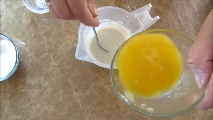 Удивительно вкусный пирог со сливой и яблоком на дрожжевом тесте: шаг 1