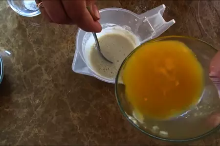 Удивительно вкусный пирог со сливой и яблоком на дрожжевом тесте: шаг 1