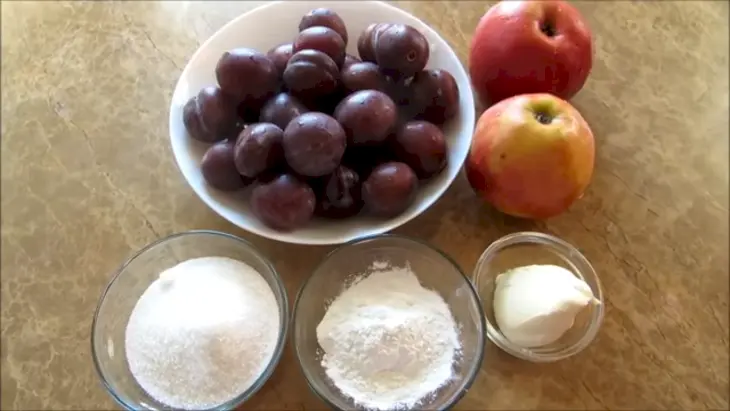 Удивительно вкусный пирог со сливой и яблоком на дрожжевом тесте: шаг 2