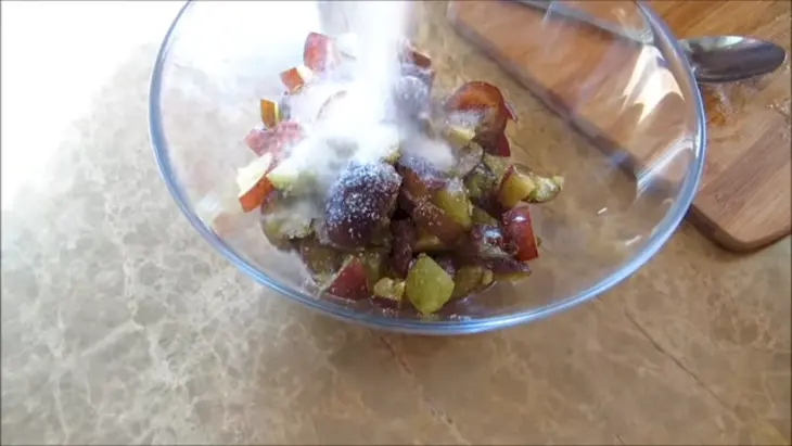 Удивительно вкусный пирог со сливой и яблоком на дрожжевом тесте: шаг 3