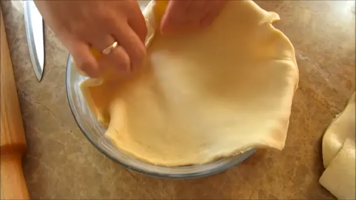 Удивительно вкусный пирог со сливой и яблоком на дрожжевом тесте: шаг 4