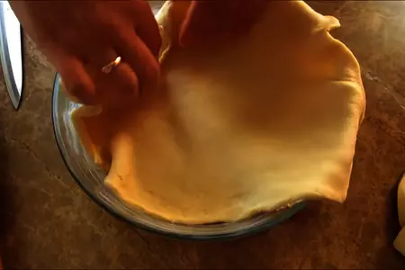 Удивительно вкусный пирог со сливой и яблоком на дрожжевом тесте: шаг 4