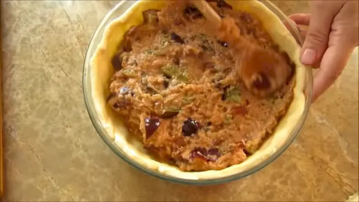 Удивительно вкусный пирог со сливой и яблоком на дрожжевом тесте: шаг 5