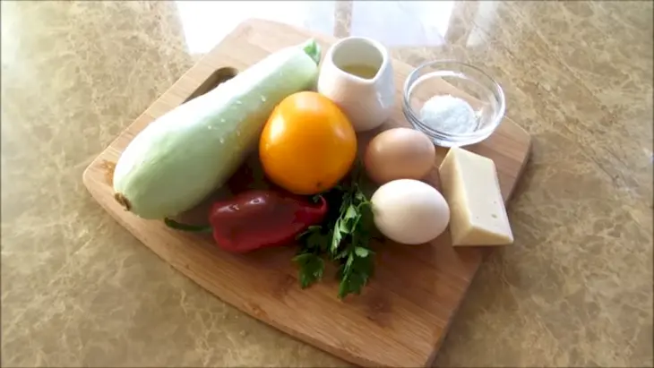 Летний завтрак - омлет с кабачком и овощами: шаг 1
