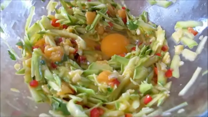 Летний завтрак - омлет с кабачком и овощами: шаг 4