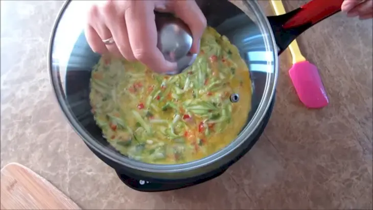 Летний завтрак - омлет с кабачком и овощами: шаг 5