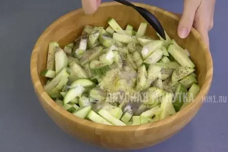Кабачки как грибы на зиму: шаг 1