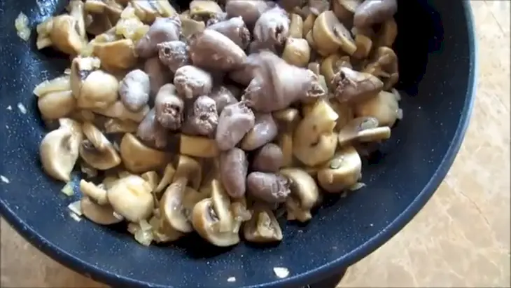Пирог с сердечками и грибами: шаг 2