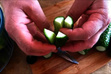 Секретное оружие любого застолья / огурцы по-корейски: шаг 2