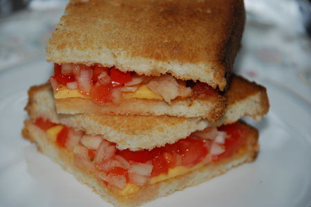 Сендвич с луком и помидором: шаг 1