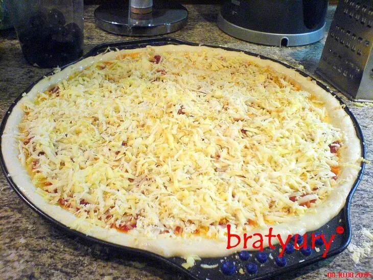 Pizza tre formaggi e due pancetta (пицца с тремя сырами и двумя беконами): шаг 3