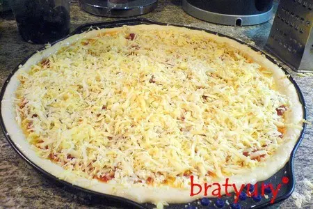 Pizza tre formaggi e due pancetta (пицца с тремя сырами и двумя беконами): шаг 3