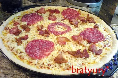 Pizza tre formaggi e due pancetta (пицца с тремя сырами и двумя беконами): шаг 4