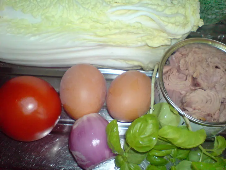 Лодочки из пекинской капусты с салатом из тунца: шаг 1