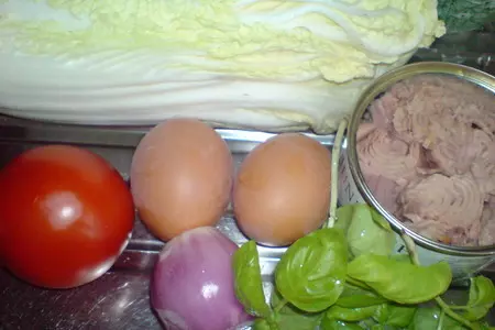 Лодочки из пекинской капусты с салатом из тунца: шаг 1