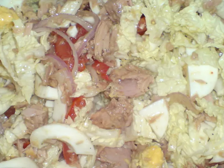Лодочки из пекинской капусты с салатом из тунца: шаг 3