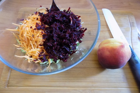 Салат из сезонных овощей с персиком.: шаг 3