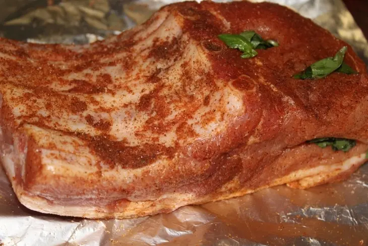 Свиная корейка на кости запеченная цельным куском: шаг 4