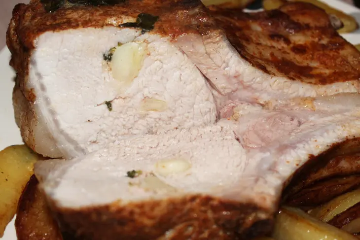 Свиная корейка на кости запеченная цельным куском: шаг 9