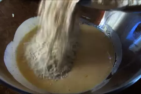 Лепешки на кефире с яблоками: шаг 2