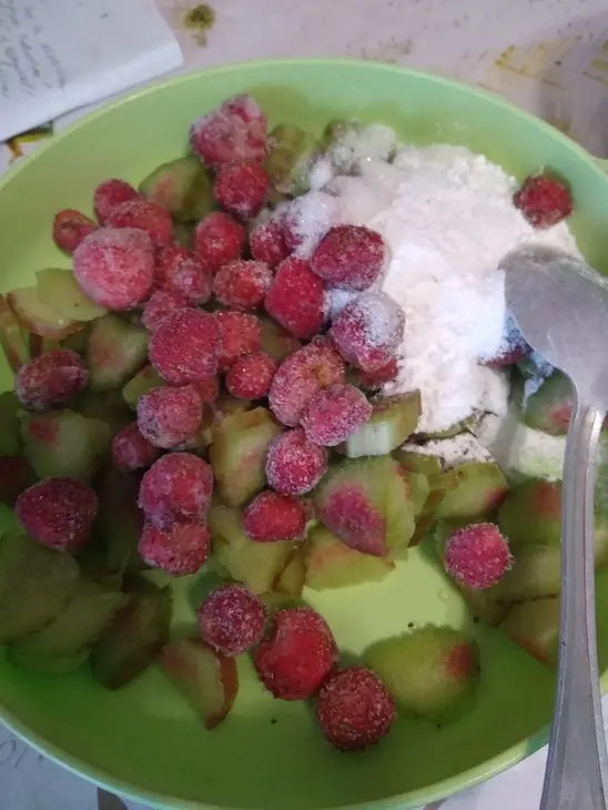 Галета с клубникой и ревенем: шаг 6
