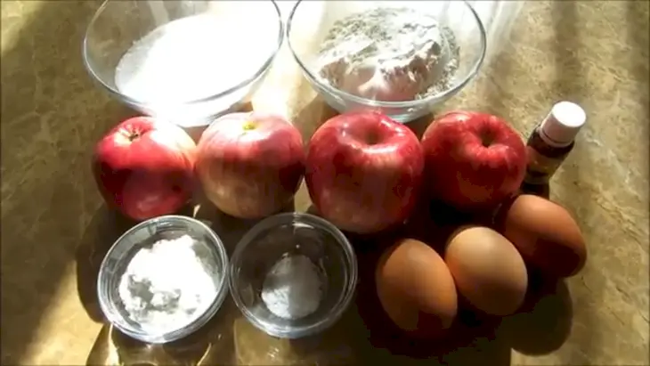 Вкуснейшая мамина шарлотка / самый удачный рецепт из простых продуктов: шаг 1
