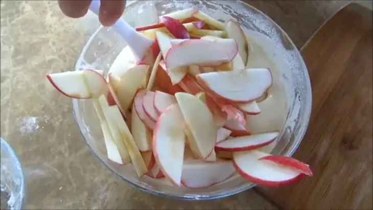 Вкуснейшая мамина шарлотка / самый удачный рецепт из простых продуктов: шаг 6