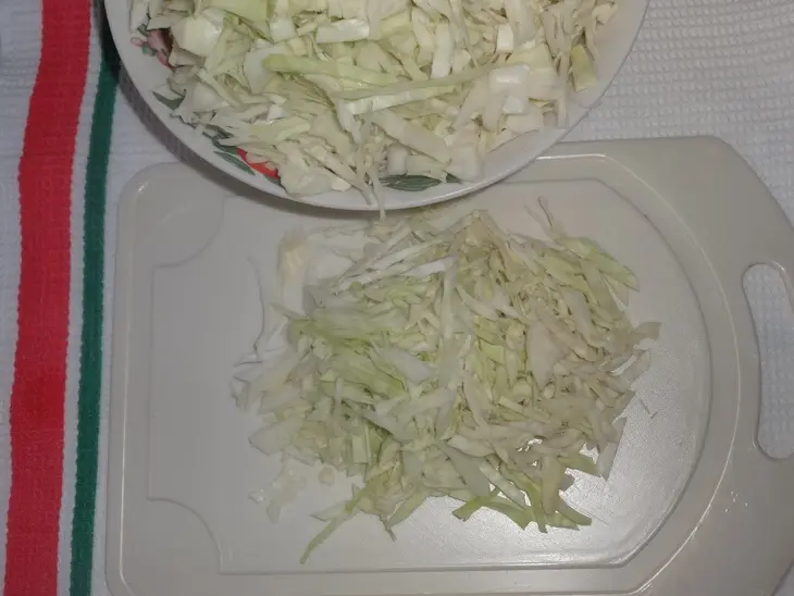 Тушеная капуста с колбасками: шаг 1