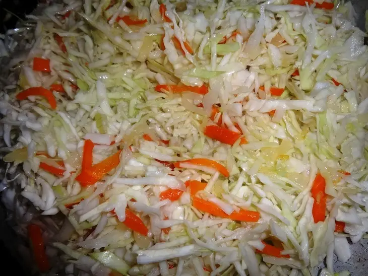 Тушеная капуста с колбасками: шаг 4