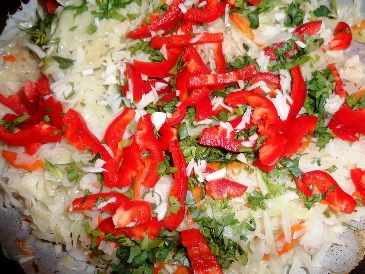 Тушеная капуста с колбасками: шаг 7