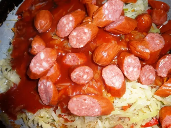 Тушеная капуста с колбасками: шаг 8