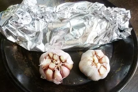 Паштет из скумбрии с запеченным чесноком и каперсами: шаг 2