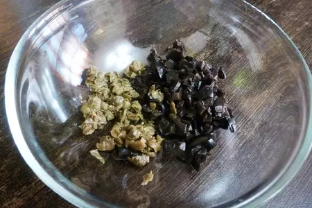 Паштет из скумбрии с запеченным чесноком и каперсами: шаг 3